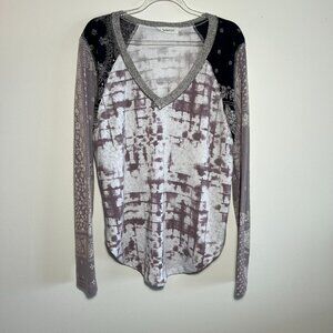 Bucket List Top Long sleeve V neck tie die & bandana print raglan sleeve M/L